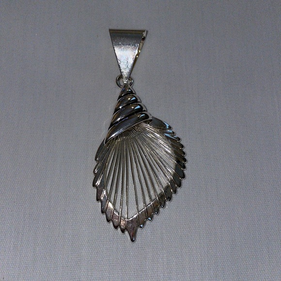 Estate jewelry seashell pendant - Picture 2 of 8